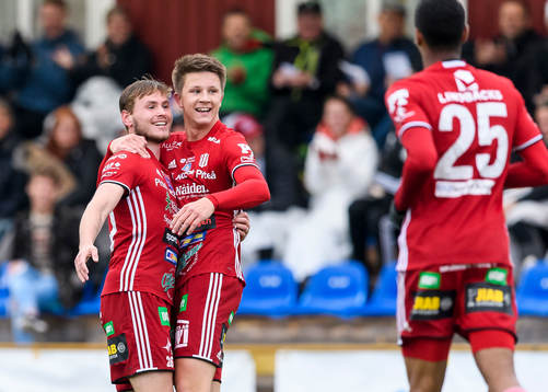 Piteås Anton Rosengren (v) jublar tillsammans med Joel Edström (h) efter 4-1 målet