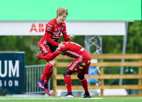Piteås Gustav Nordh (v) jublar tillsammans med Samuel Naiwo (h) efter sitt 5-3 mål