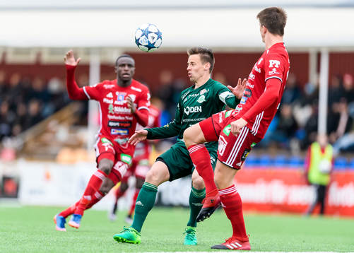 Bodens Max Nyqvist i kamp med Piteås Joel Edström