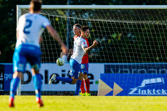 Värnamos Pär Cederqvist jublar efter 1-1 målet