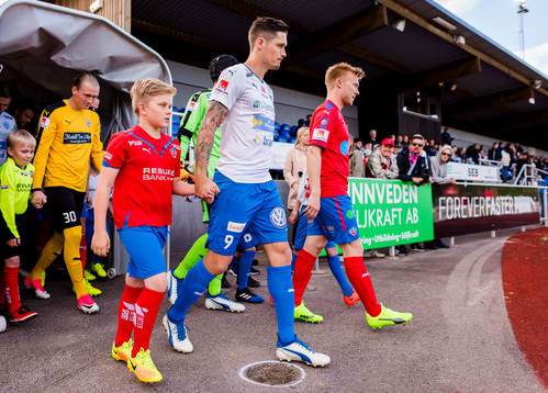 Värnamos Pär Cederqvist och Helsingborgs Andreas Landgren på väg ut till match tillsammans med knattar