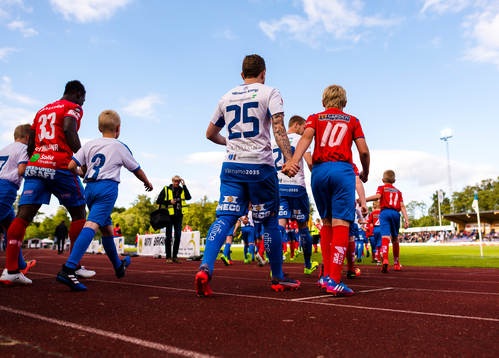 Lagen på väg ut till match tillsammans med knattar före fotbollsmatchen i Superettan mellan Värnamo och Helsingborg den 26 juni 2017 i Värnamo.
