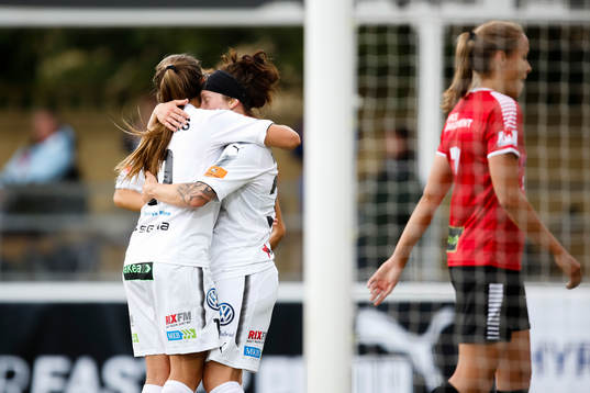 Rosengårds spelar jublar efter 2-0 av Lieke Martens