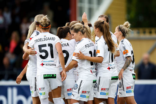 Rosengårds spelar jublar efter 2-0 av Lieke Martens