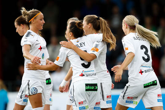 Rosengårds spelar jublar efter 2-0 av Lieke Martens