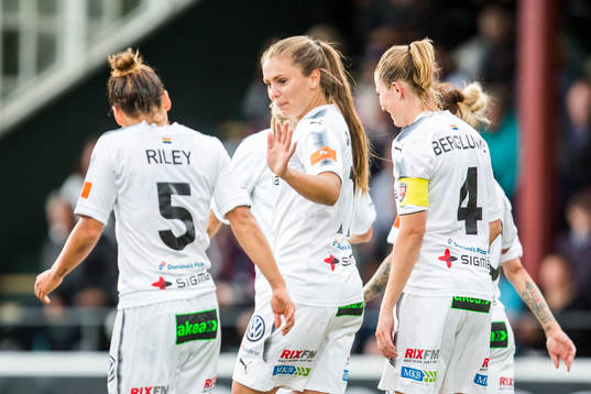 Rosengårds Lieke Martens jublar med lagkamrater efter 2-0