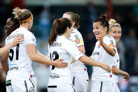 Rosengårds spelare jublar efter 3-0 av Iva Landeka 