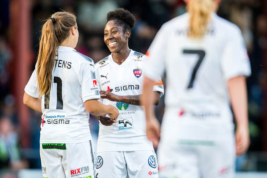 Rosengårds Anita Asante jublar efter segern med 3-0