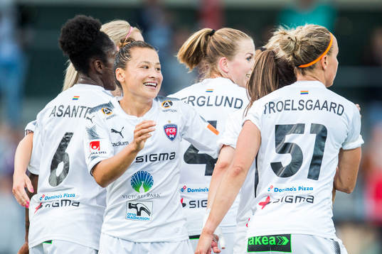 Rosengårds Alexandra Lowe Riley jublar med lagkamrater efter Iva Landekas (ej i bild) 3-0