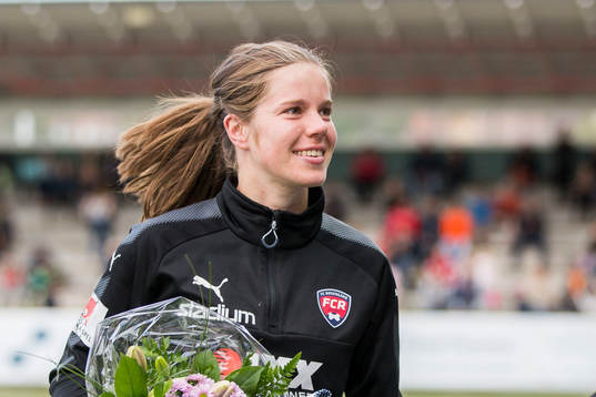 Rosengårds Sofie Junge Pedersen tackas av