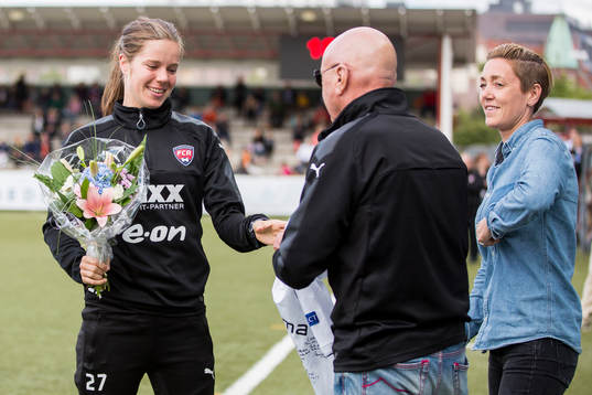 Rosengårds Sofie Junge Pedersen tackas av