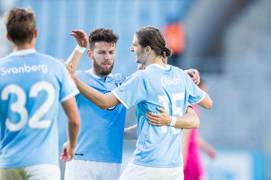 Malmö FFs Erdal Rakip  jublar tillsammans med Pawel Cibicki efter Pawel Cibickis 1-0 mål