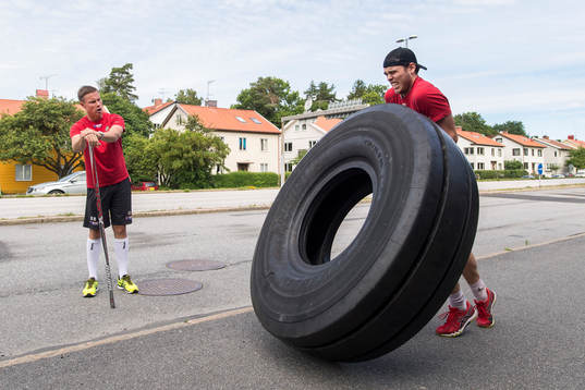 Tränare Roger Rönnberg manar på målvakt Johan Gustafsson