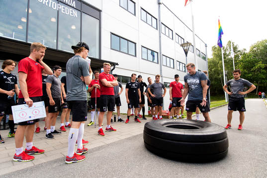 Fystränare Pär Edlund har genomgång