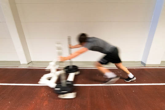 En spelar skjuter en ställning framför sig