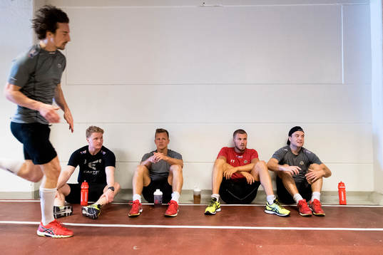 Adam Almqvist springer medans Carl Grundström, Max