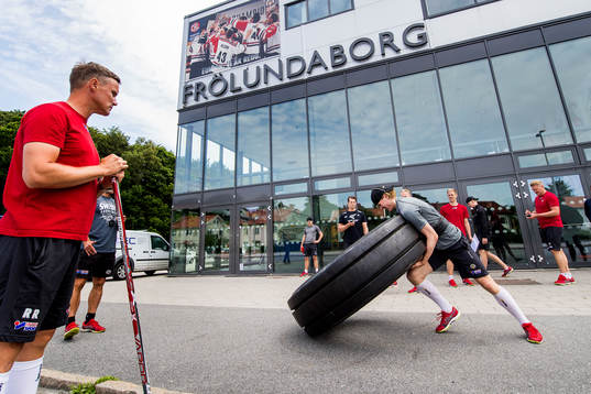Tränare Roger Rönnberg ser på när Jakob Stenqvist