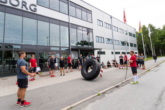 Laget har en övning som går ut på att lyfta ett