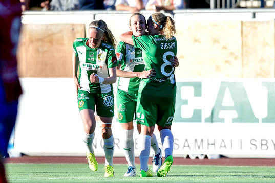 Hammarbys Olga Ekblom jublar med lagkamrater