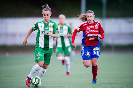 Hammarbys Julia Zigiotti Olme jagas av Vittsjös Ebba Hed