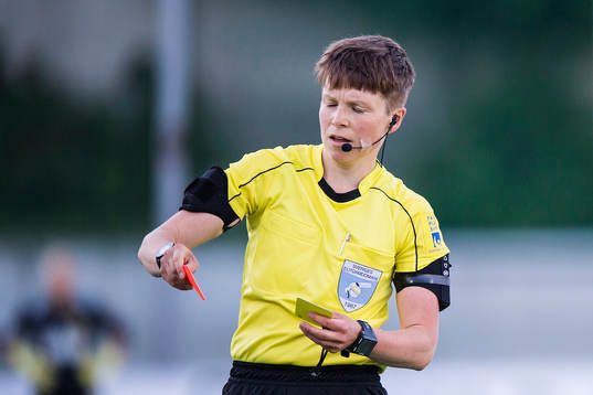 Domare Sara Wiinikka visar ett rött kort till Vittsjös