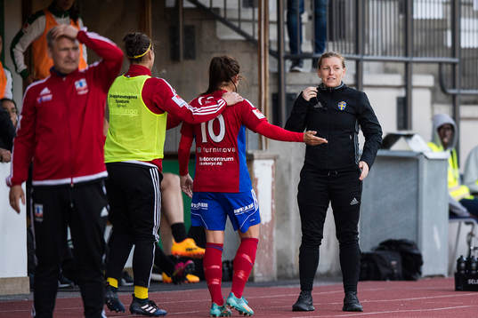 Vittsjös Johanna Andersson protesterar mot fjärdedomaren