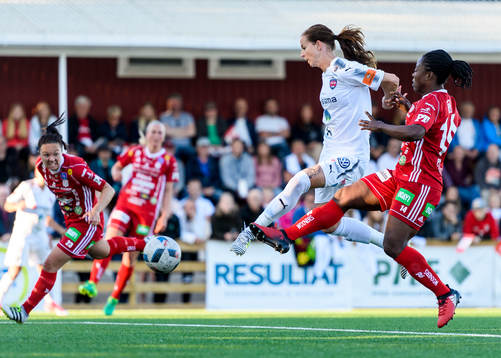 Rosengårds Lotta Schelin är avlossar ett skott mot mål