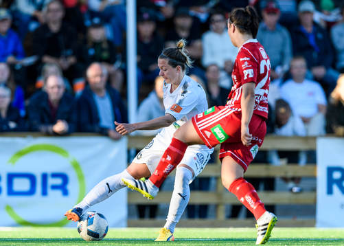 Rosengårds Lina Nilsson med bollen