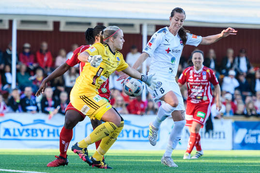 Rosengårds Lotta Schelin försöker få bollen förbi