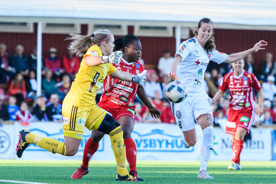 Rosengårds Lotta Schelin försöker få bollen förbi