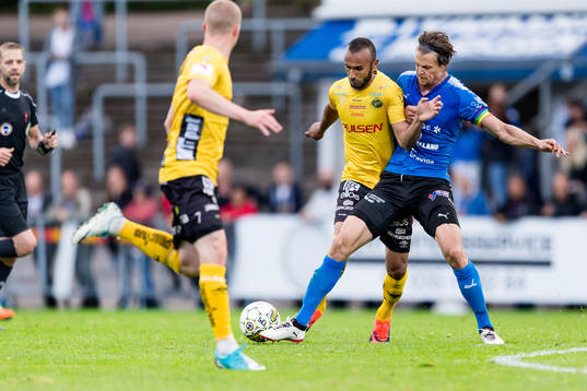 Elfsborgs Issam Jebali och Halmstads Fredrik Liverstam