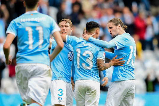 Malmö FFs Yoshimar Yotún, Anton Tinnerholm och Pawel Cibicki  jublar efter 2-2 
