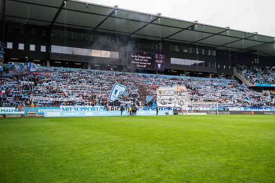 Malmö FFs klack håller upp banderoller