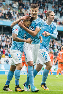 Malmö FFs Yoshimar Yotún, Alexander Jeremejeff och Pawel Cibicki jublar efter att Oscar Lewicki (ej i bild) gjort 3-2