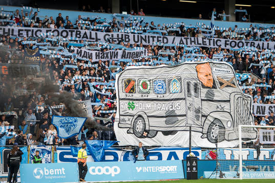 Malmö FFs klack håller upp banderoller