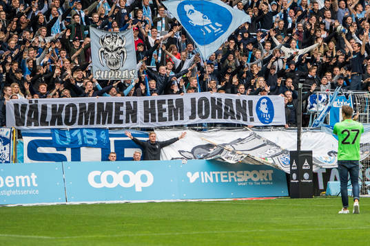 Malmö FFs klack håller upp banderoller