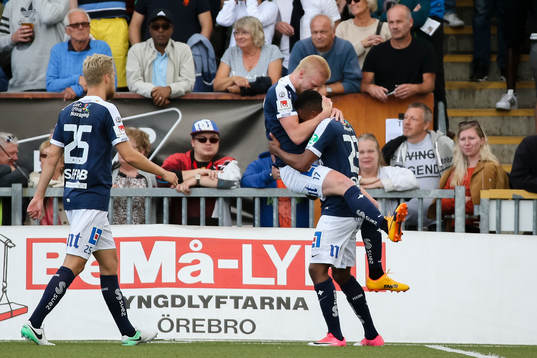 Norrköpings Karl Holmberg och Niclas Eliasson jublar efter 1-1