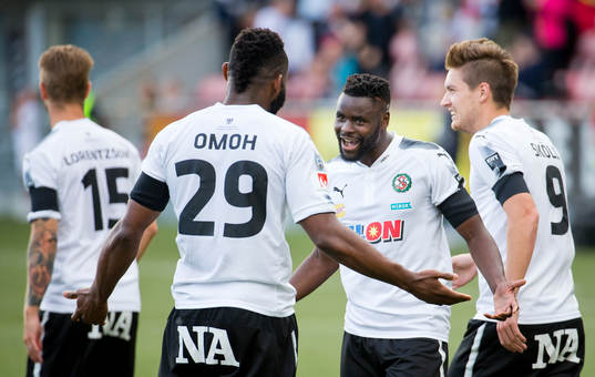 Örebros Maic Sema jublar efter att ha gjort 2-1 med Michael Junior Omoh