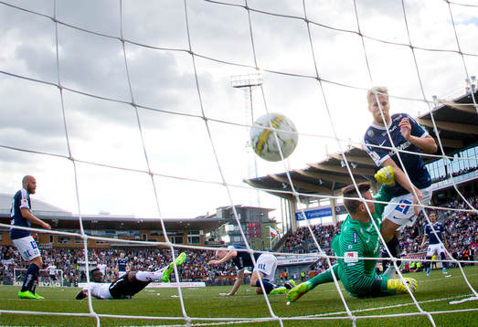 Örebros Maic Sema gör 2-1 på Norrköpings målvakt