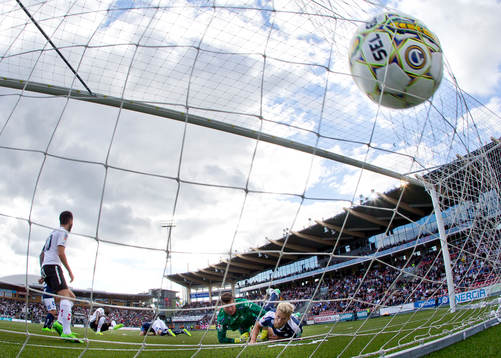 Örebros Maic Sema gör 2-1 på Norrköpings målvakt