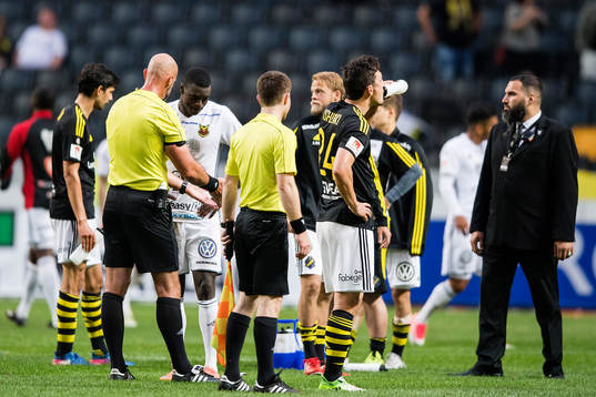 s spelare är framme och pratar med domare Stefan