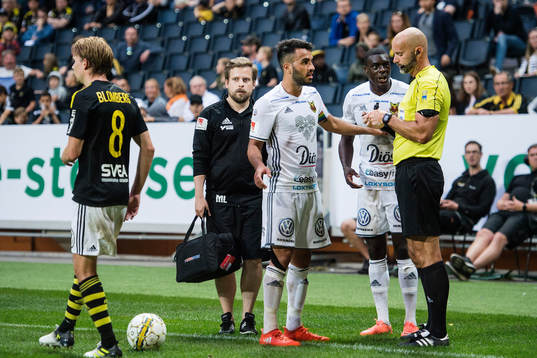 Östersunds Ken Sema och Brwa Nouri är framme och pratar