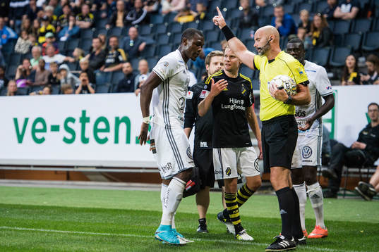 s Johan Blomberg är framme och pratar med domare Stefan