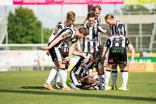 Landskronas Thierry Zahui jublar med lagkamrater