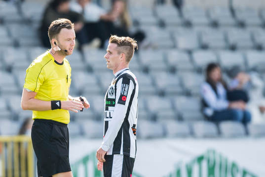 Domare Mirza Kazic i diskussion med Landskronas Rasmus Alm