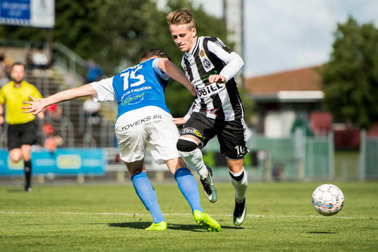 Oddevolds Felix Pettersson (ryggen mot kameran) försöker