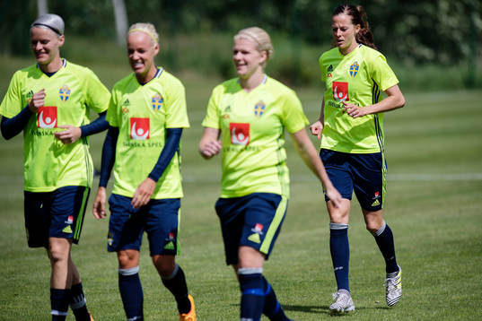 Lotta Schelin värmer upp