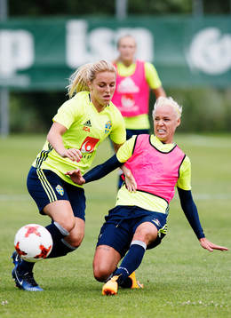 Mimmi Larsson i närkamp med Caroline Seger