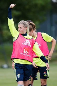 Olivia Schough jublar