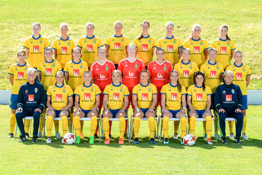 Lagbild med det svenska damlandslaget i fotboll den 4 juli 2017 i Göteborg. Bakre raden fr.v. Lisa Dahlkvist, Caroline Seger, Linda Sembrant Fridolina Rolfö, Lotta Schelin, Nilla Fischer, Stina Blackstenius och Paulne Hammarlund. Mellanraden fr.v. Hanna Folkesson, Olivia Schough, Emma Berglund, målvakt Emelie Lundberg, målvakt Hedvig Lindahl, målvakt Hilda Carlén, Magdalena Eriksson, Hanna Glas och Jonna Andersson. Främre raden fr.v. Förbundskapten Pia Sundhage, Jessica Samuelsson, Julia Spetsmark, Elin Rubensson, Mimmi Larsson, Kosovare Asllani, Josefin Johansson och assisterande förbundskapten Lilie Persson.
